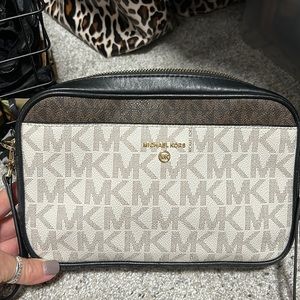 EXCELLENT condition! Micheal Kors crossbody adjustable leather strap bag!